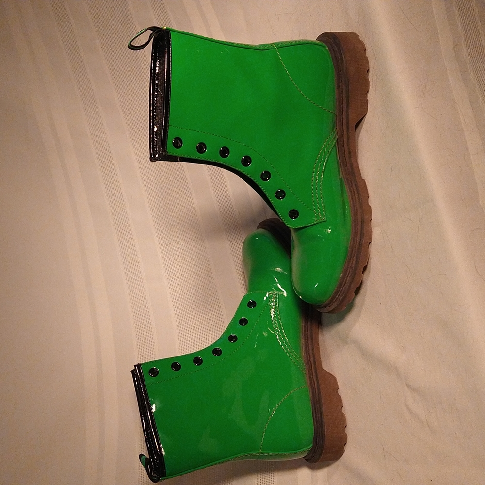 Green combat boots, size 8, great condition worn only a couple of times